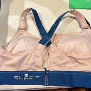 She fit Ultimate Sports Bra